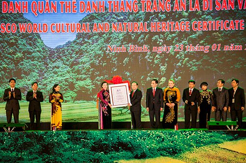 Bộ trưởng Bộ VHTTDL Hoàng Tuấn Anh trao Bằng của UNESCO ghi danh Quần thể danh thắng Tràng An là Di sản thế giới cho tỉnh Ninh Bình